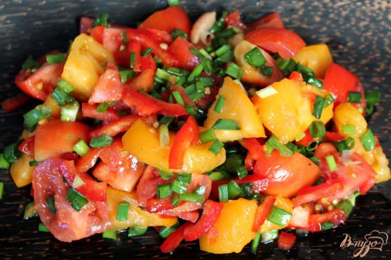 Фото приготовление рецепта: Салат из помидор и перепелиных яиц шаг №4