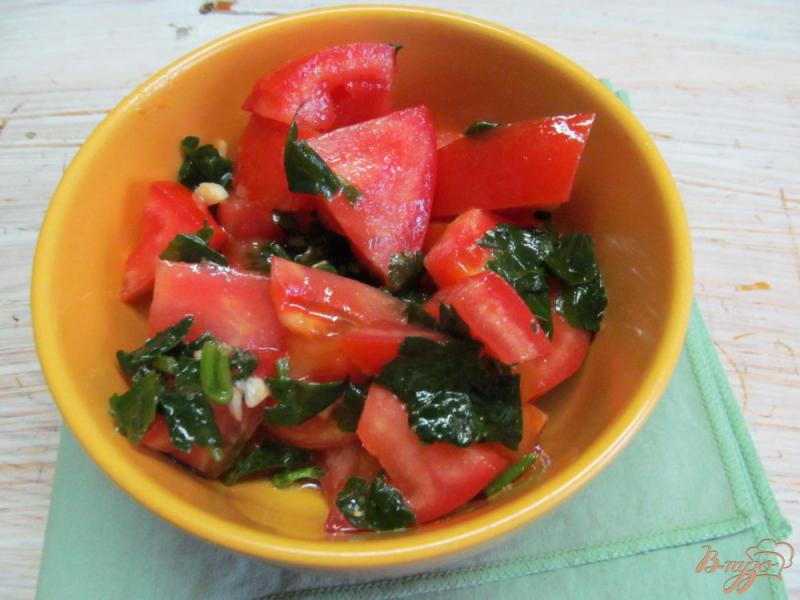Фото приготовление рецепта: Салат из помидора с сельдереем шаг №4
