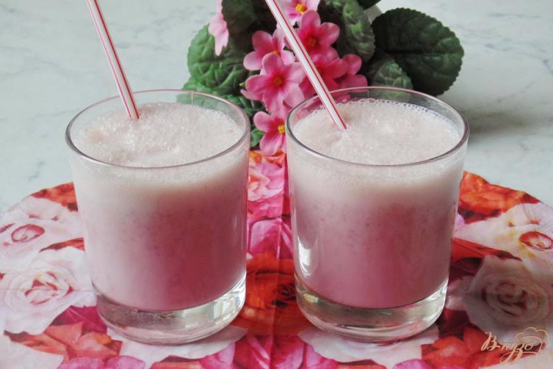 Фото приготовление рецепта: Молочный коктейль с малиновым вареньем шаг №6