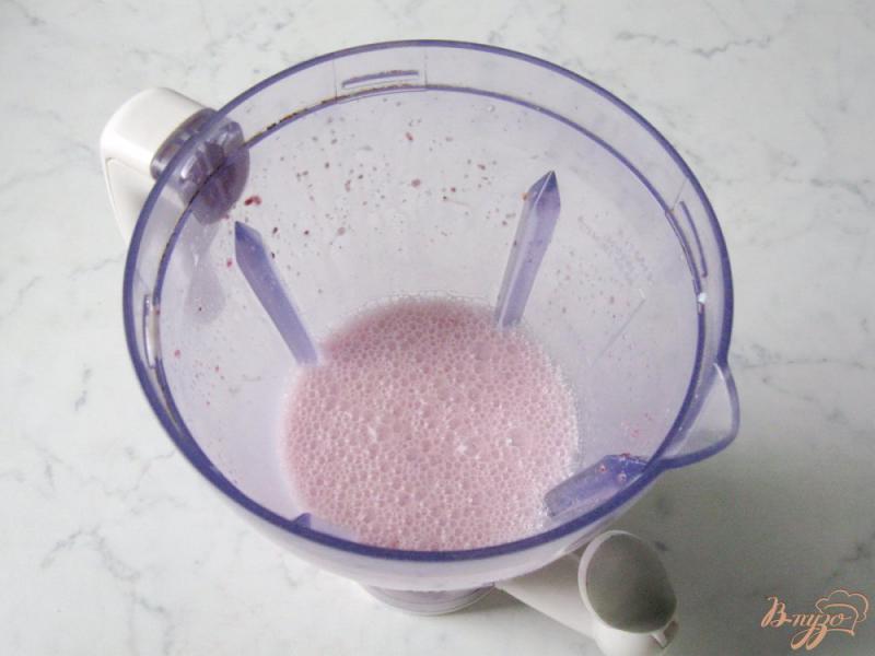 Фото приготовление рецепта: Молочный коктейль с малиновым вареньем шаг №5