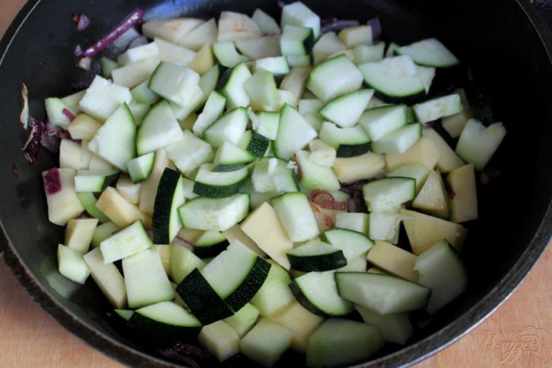 Фото приготовление рецепта: Овощное рагу с картофелем и цуккини шаг №3