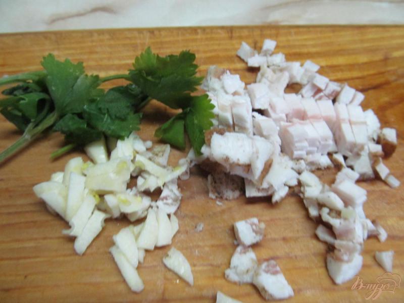 Фото приготовление рецепта: Борщ с сухими грибами и заправкой из сала шаг №8