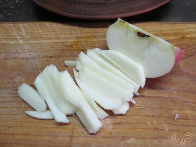 Фото приготовление рецепта: Салат с ветчиной сыром и яблоком шаг №3