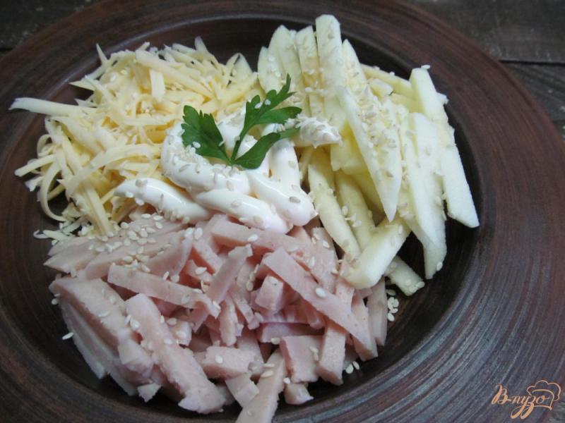 Фото приготовление рецепта: Салат с ветчиной сыром и яблоком шаг №5