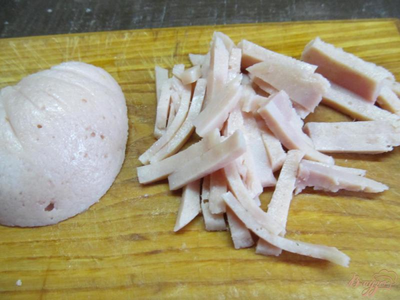 Фото приготовление рецепта: Салат с ветчиной сыром и яблоком шаг №2