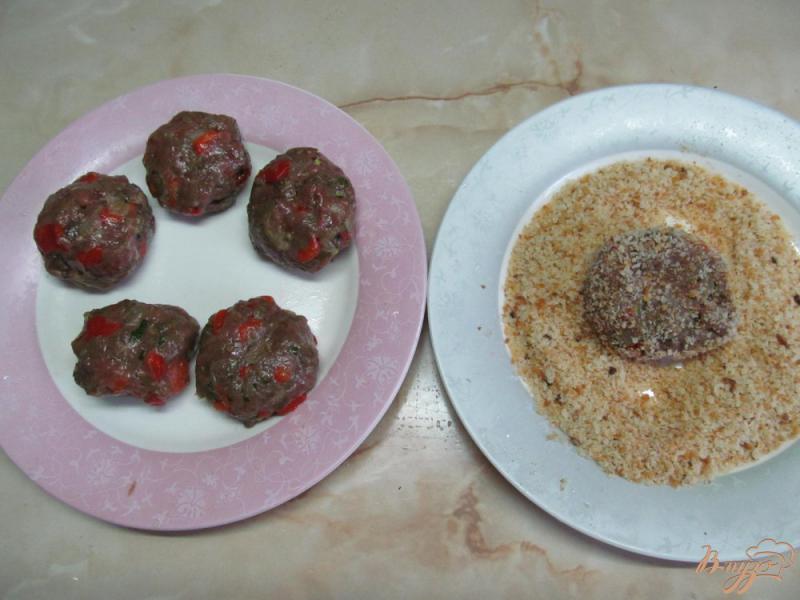 Фото приготовление рецепта: Котлеты из баранины с печенными овощами шаг №4