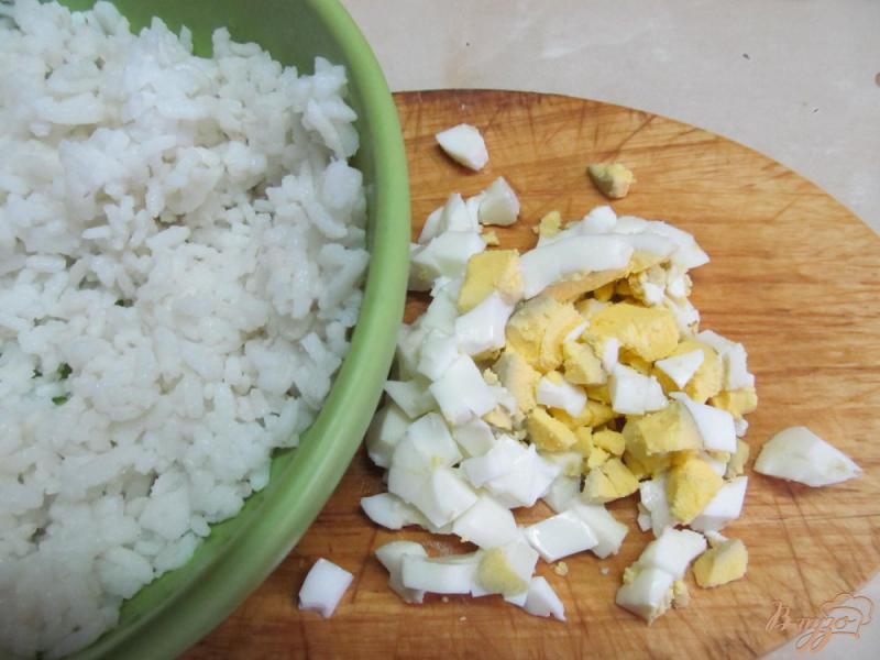Фото приготовление рецепта: Слоенный салат из кукурузы яйца и риса шаг №3