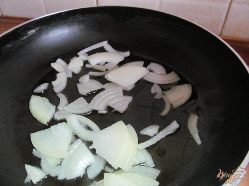 Фото приготовление рецепта: Слоенный салат из кукурузы яйца и риса шаг №2