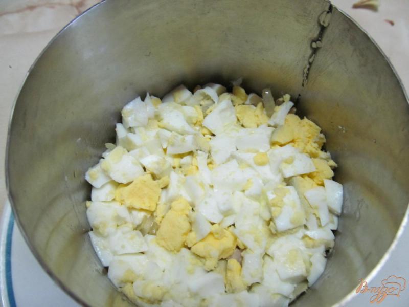Фото приготовление рецепта: Слоенный салат из кукурузы яйца и риса шаг №7