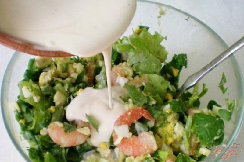 Фото приготовление рецепта: Салат с креветками, авокадо и яйцом шаг №9