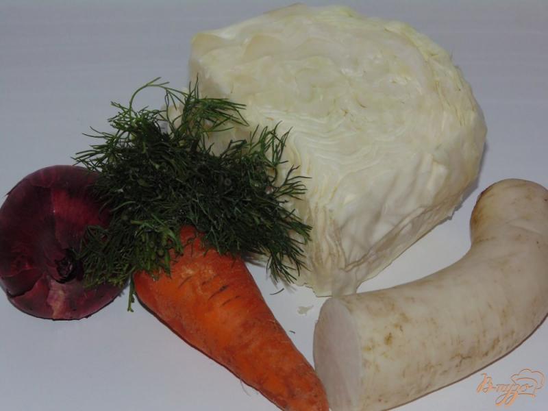 Фото приготовление рецепта: Капустный салат с дайконом и красным луком шаг №1