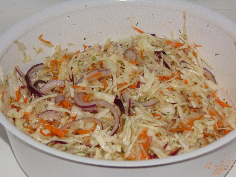 Фото приготовление рецепта: Капустный салат с дайконом и красным луком шаг №7