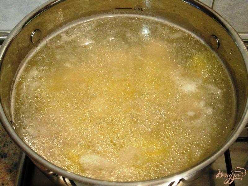 Фото приготовление рецепта: Суп с оливками и курицей шаг №4