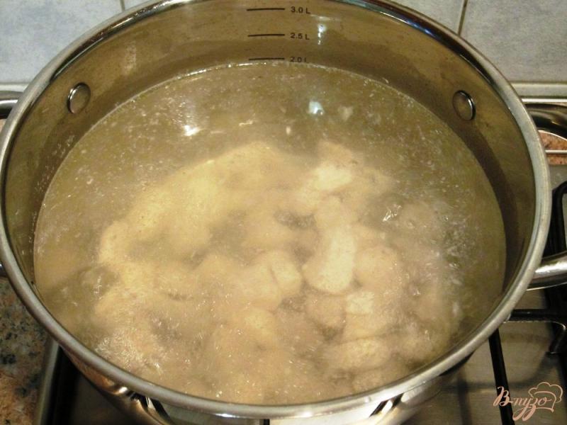Фото приготовление рецепта: Суп с оливками и курицей шаг №3