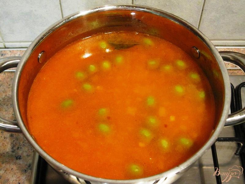 Фото приготовление рецепта: Суп с оливками и курицей шаг №11