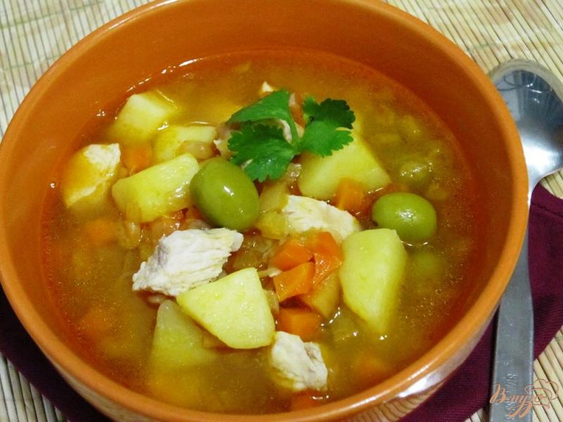 Фото приготовление рецепта: Суп с оливками и курицей шаг №12