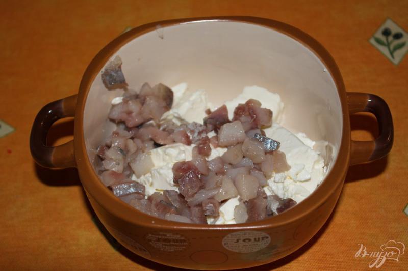 Фото приготовление рецепта: Закуска из блинов с селедкой шаг №4