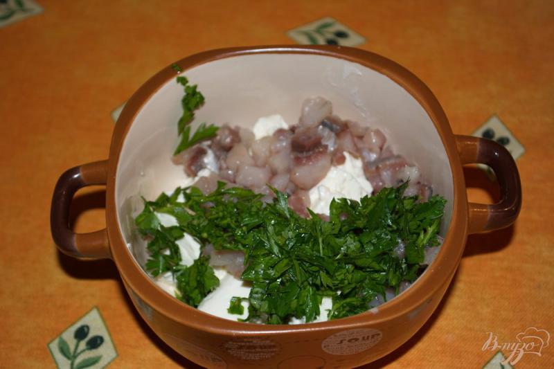 Фото приготовление рецепта: Закуска из блинов с селедкой шаг №5