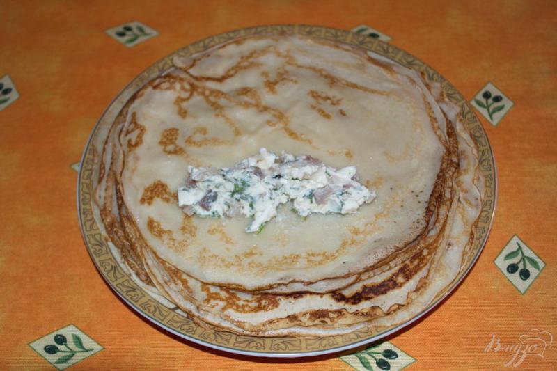 Фото приготовление рецепта: Закуска из блинов с селедкой шаг №7