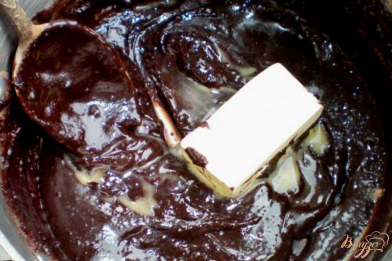 Фото приготовление рецепта: Торт на заварном шоколаде с грецкими орехами и сметанным кремом шаг №2