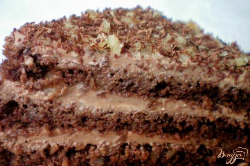 Фото приготовление рецепта: Торт на заварном шоколаде с грецкими орехами и сметанным кремом шаг №11