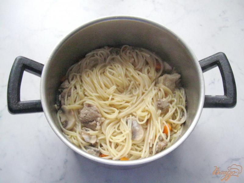 Фото приготовление рецепта: Спагетти  в соусе из свинины шаг №6