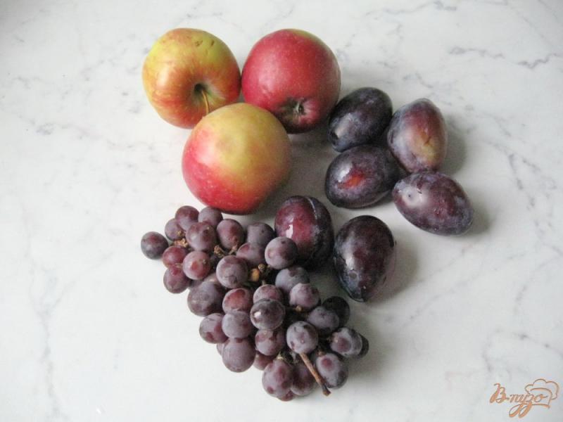 Фото приготовление рецепта: Компот из винограда, яблок и слив шаг №1