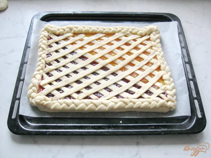 Фото приготовление рецепта: Сдобный пирог с апельсиновым и сливовым джемом шаг №11