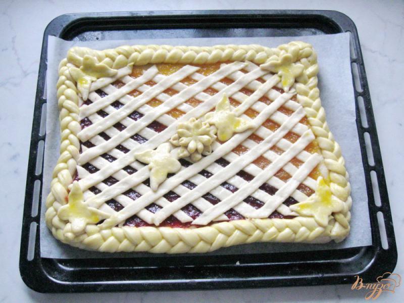 Фото приготовление рецепта: Сдобный пирог с апельсиновым и сливовым джемом шаг №13