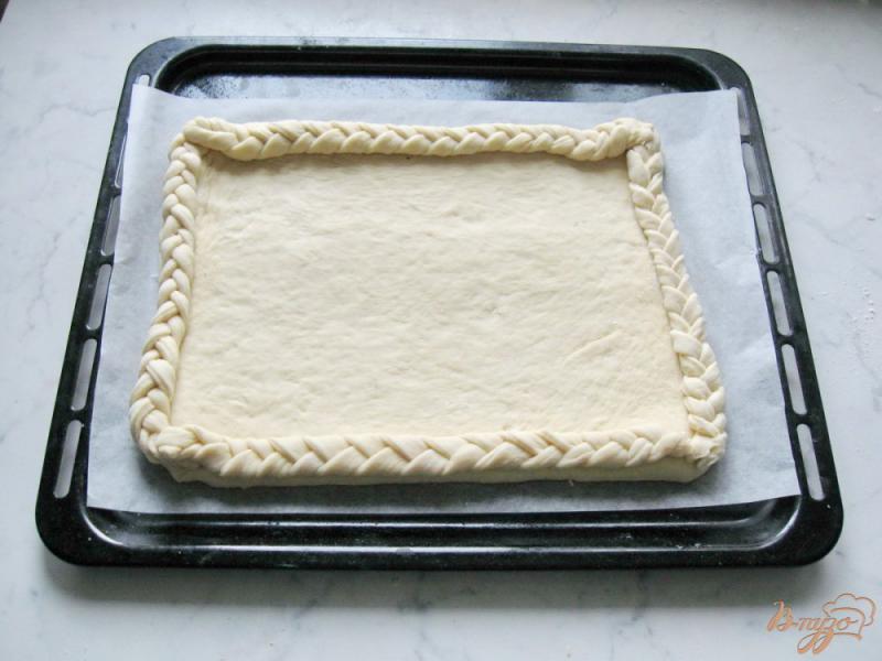 Фото приготовление рецепта: Сдобный пирог с апельсиновым и сливовым джемом шаг №9