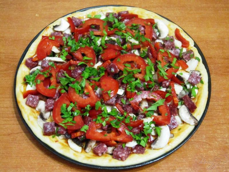 Фото приготовление рецепта: Пицца с грибами и сервелатом шаг №8
