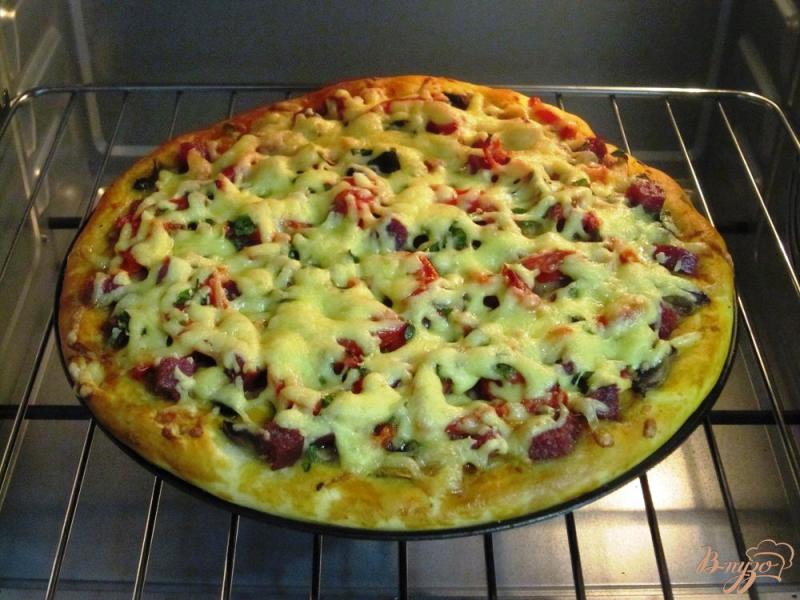 Фото приготовление рецепта: Пицца с грибами и сервелатом шаг №10