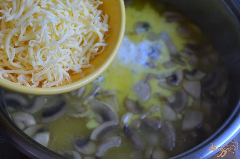 Фото приготовление рецепта: Картофельный суп с сыром шаг №6