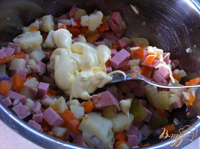Фото приготовление рецепта: Салат овощной с колбасой шаг №6