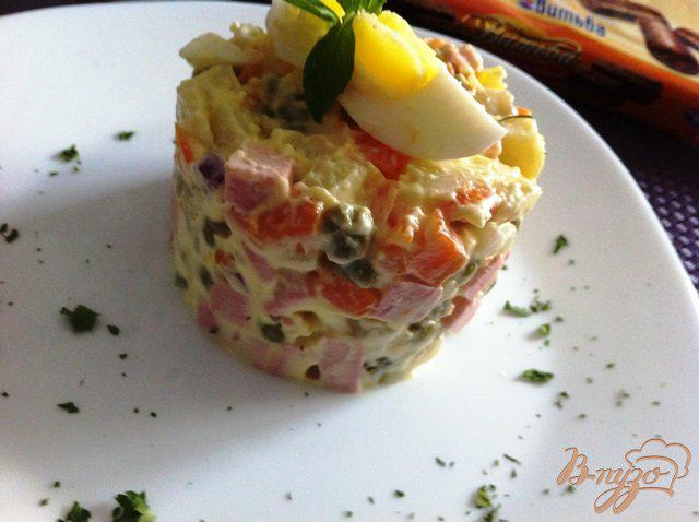 Фото приготовление рецепта: Салат овощной с колбасой шаг №9