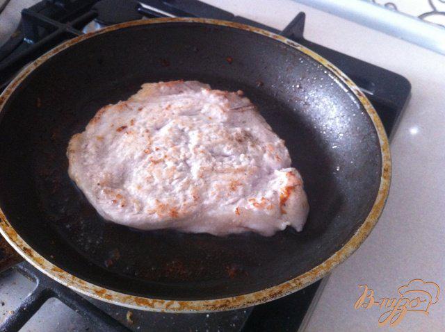 Фото приготовление рецепта: Свинина из духовки с помидорами и сыром шаг №3