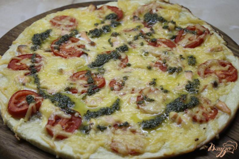 Фото приготовление рецепта: Сливочная пицца с лососем и соусом песто шаг №7