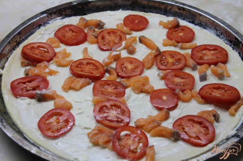 Фото приготовление рецепта: Сливочная пицца с лососем и соусом песто шаг №5