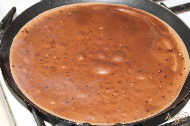 Фото приготовление рецепта: Шоколадные блины с творогом изюмом и вареной сгущенкой шаг №5