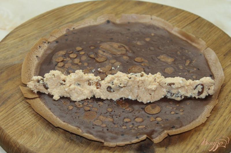 Фото приготовление рецепта: Шоколадные блины с творогом изюмом и вареной сгущенкой шаг №9