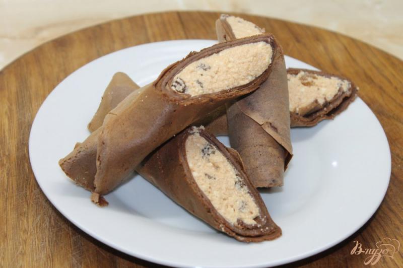 Фото приготовление рецепта: Шоколадные блины с творогом изюмом и вареной сгущенкой шаг №10