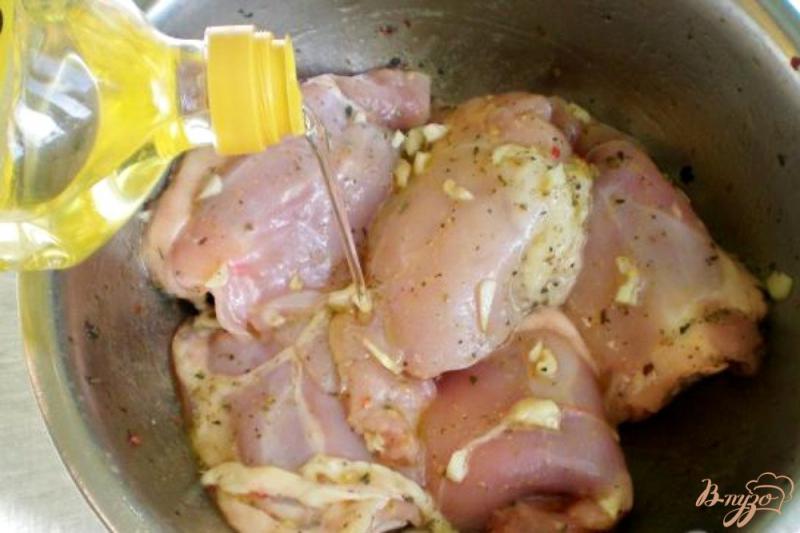 Фото приготовление рецепта: Слойки с курицей, луком и сыром шаг №2