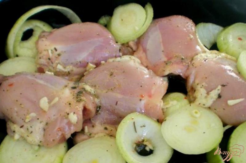 Фото приготовление рецепта: Слойки с курицей, луком и сыром шаг №3