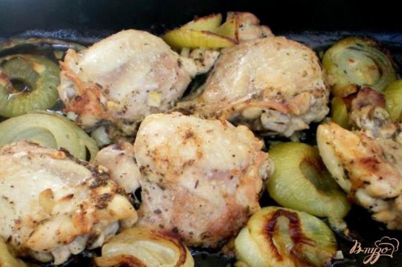 Фото приготовление рецепта: Слойки с курицей, луком и сыром шаг №4