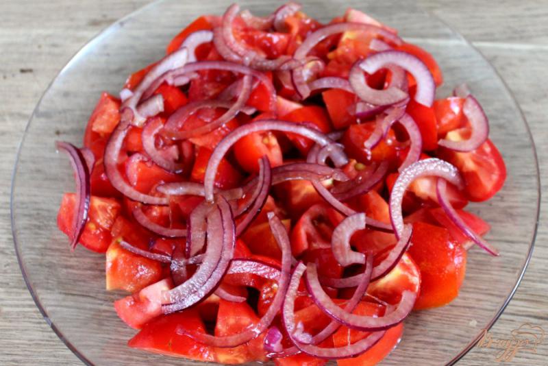 Фото приготовление рецепта: Салат из помидор и маринованного лука, с брынзой и каперсами шаг №3