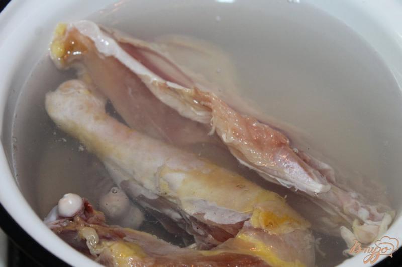 Фото приготовление рецепта: Наваристый куриный бульон с куриным мясом шаг №2