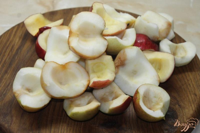Фото приготовление рецепта: Яблочный компот с вишнями и медом шаг №2