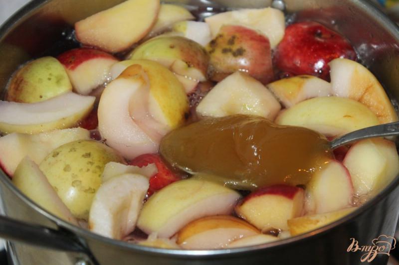 Фото приготовление рецепта: Яблочный компот с вишнями и медом шаг №5