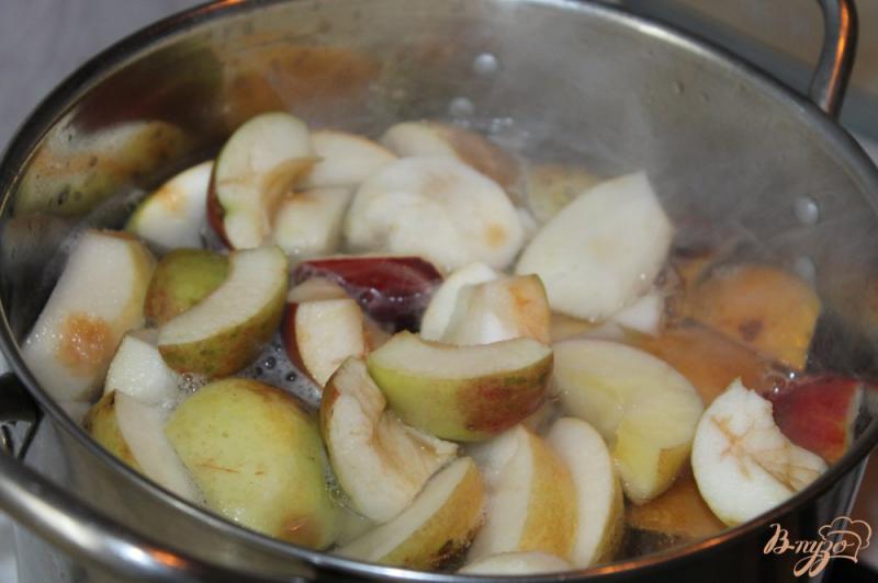 Фото приготовление рецепта: Яблочный компот с вишнями и медом шаг №3