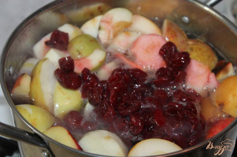 Фото приготовление рецепта: Яблочный компот с вишнями и медом шаг №4